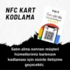 Bir müşterinin akıllı telefonuyla NFC Google Yorum Kartı üzerindeki QR kodu taratması. Temassız yorum toplama anı.