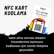 Bir müşterinin akıllı telefonuyla NFC Google Yorum Kartı üzerindeki QR kodu taratması. Temassız yorum toplama anı.