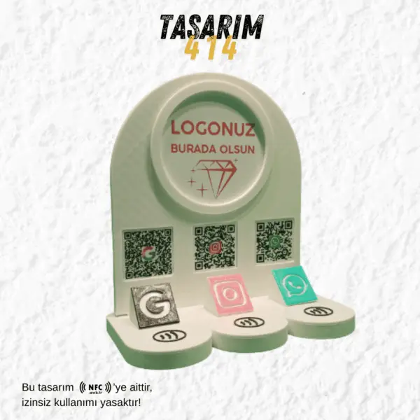 Üzerinde işletme logosu ve QR kod bulunan şık tasarımlı NFC ve QR destekli dijital stand.