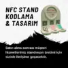 Kafe masasında akıllı telefonuyla temassız işlem yaparak NFC ve QR destekli dijital standı kullanan müşteri.