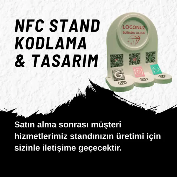 Kafe masasında akıllı telefonuyla temassız işlem yaparak NFC ve QR destekli dijital standı kullanan müşteri.