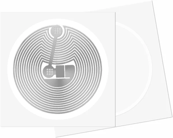 NTAG213 NFC Etiket çipli 13.56 MHz NFC etiket – spiral anten yapısı ve merkezde mikroçip bulunan yapışkanlı RFID etiket görseli.