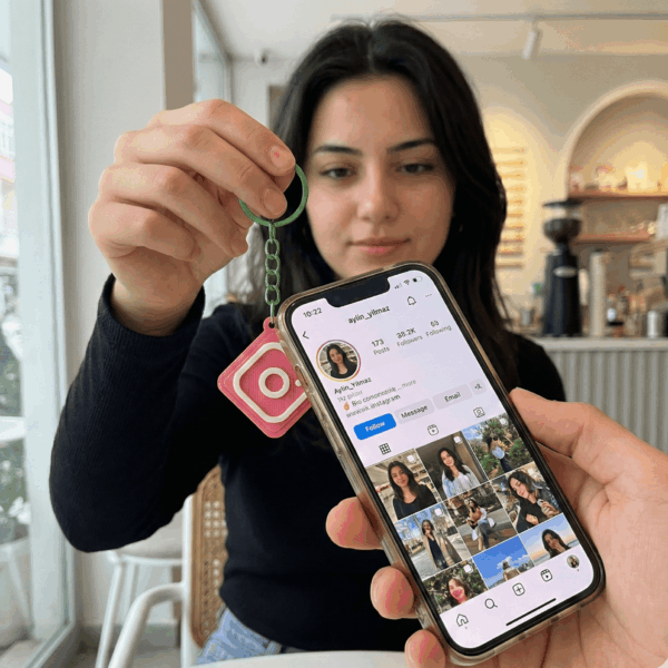 Akıllı telefona dokundurulan Instagram NFC anahtarlık kullanımı